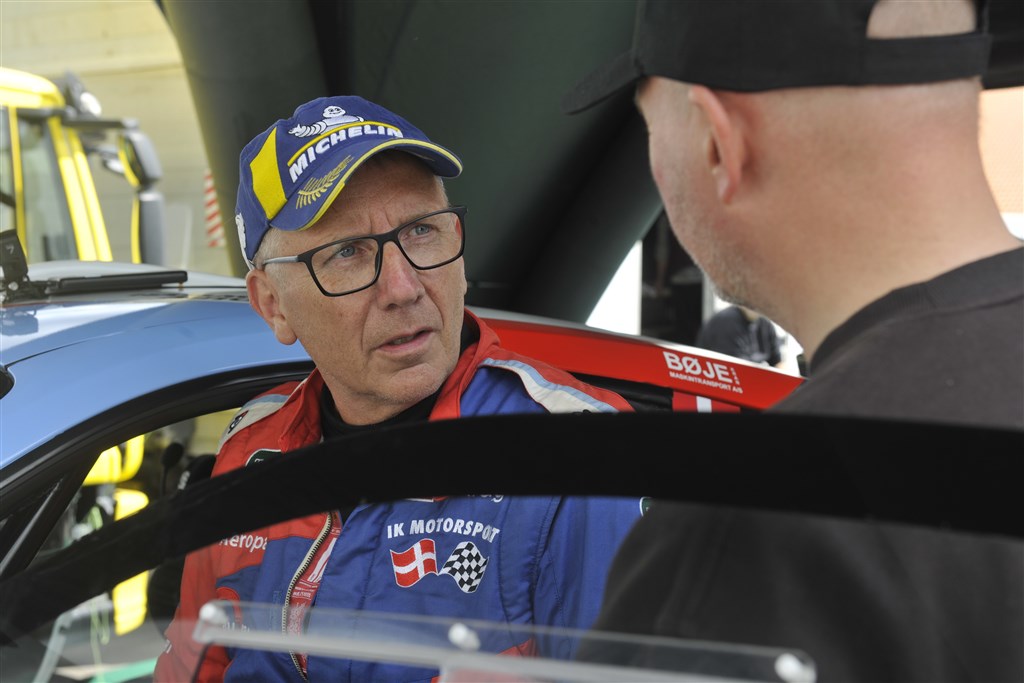 I en servicepause modtager Ib Kragh gode råd fra servicemand Bo Mølgaard.
(Foto: IK Motorsport)